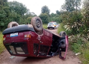 Veículo que havia sido furtado é encontrado capotado na zona sul de Poços