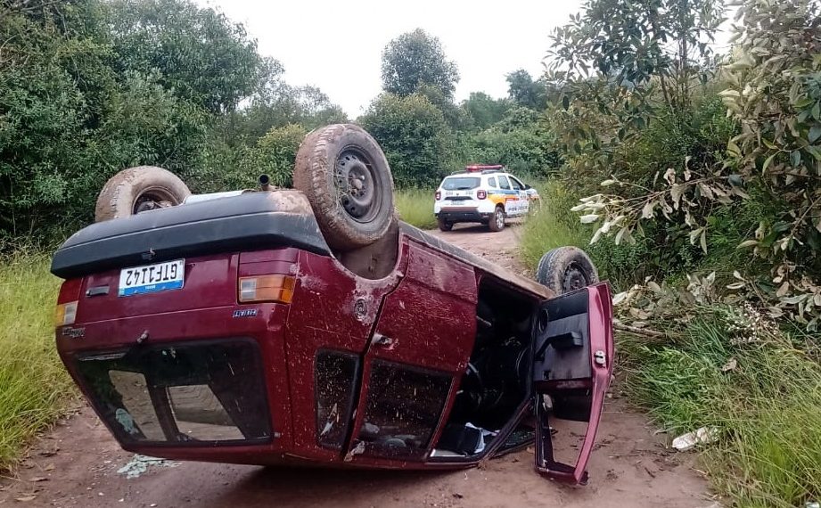Veículo que havia sido furtado é encontrado capotado na zona sul de Poços