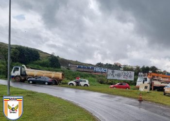 Mulher se assusta com veículo em rotatória e cai de motocicleta em Poços de Caldas