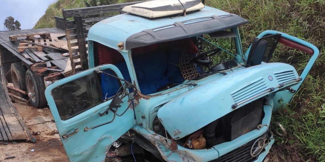 Idoso fica gravemente ferido após bater caminhão que dirigia em barranco na BR-146 em Guaxupé