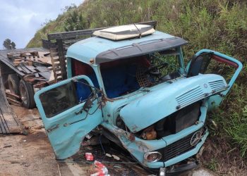 Idoso fica gravemente ferido após bater caminhão que dirigia em barranco na BR-146 em Guaxupé