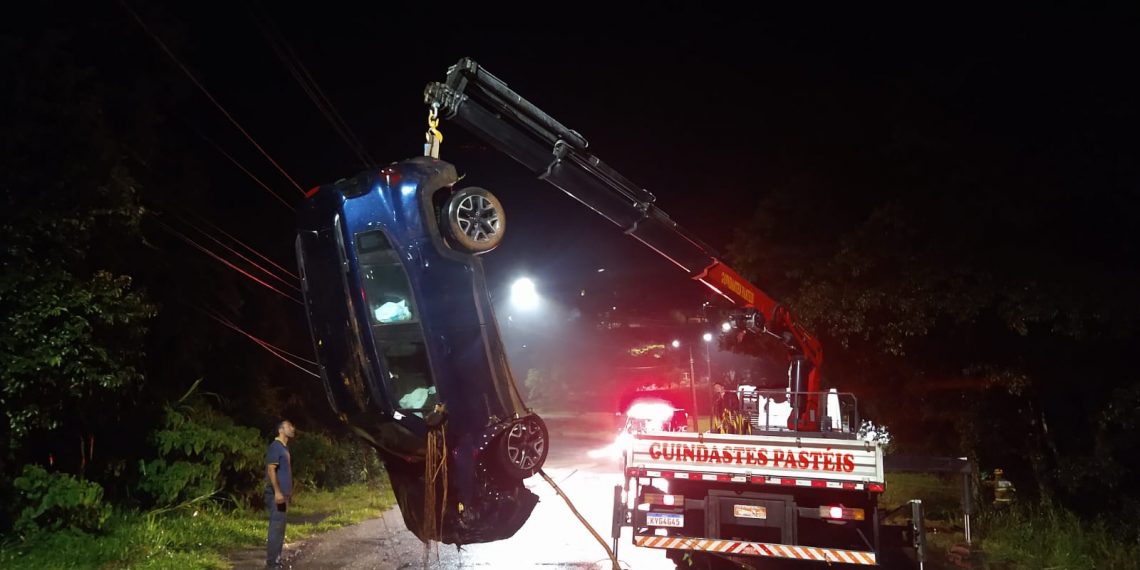 Carro cai em ribanceira após ser atingido por outro veículo em Poços