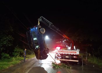 Carro cai em ribanceira após ser atingido por outro veículo em Poços