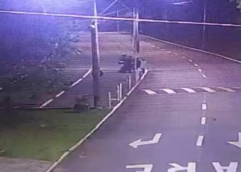 VÍDEO | Dupla armada com faca rouba jovens em estacionamento de faculdade em Poços