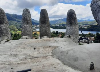 Mão gigante em construção pode se tornar atrativo turístico em Poços de Caldas