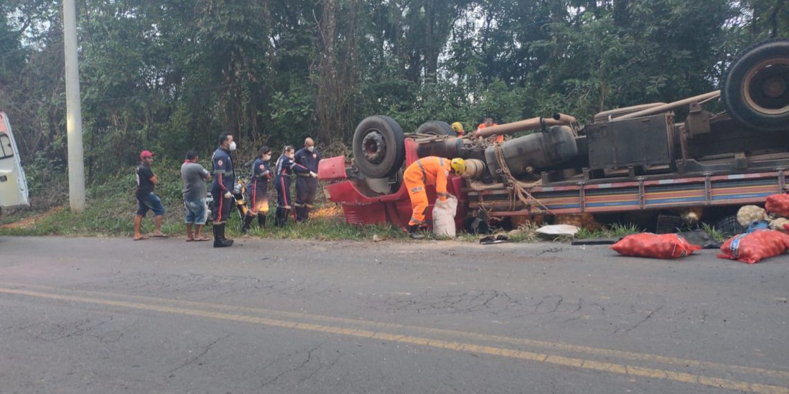 URGENTE: motorista morre após caminhão tombar em Poços de Caldas