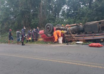 URGENTE: motorista morre após caminhão tombar em Poços de Caldas