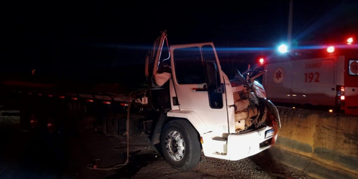 Caminhoneiro fica gravemente ferido em acidente em Poços