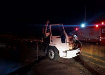 Caminhoneiro fica gravemente ferido em acidente em Poços