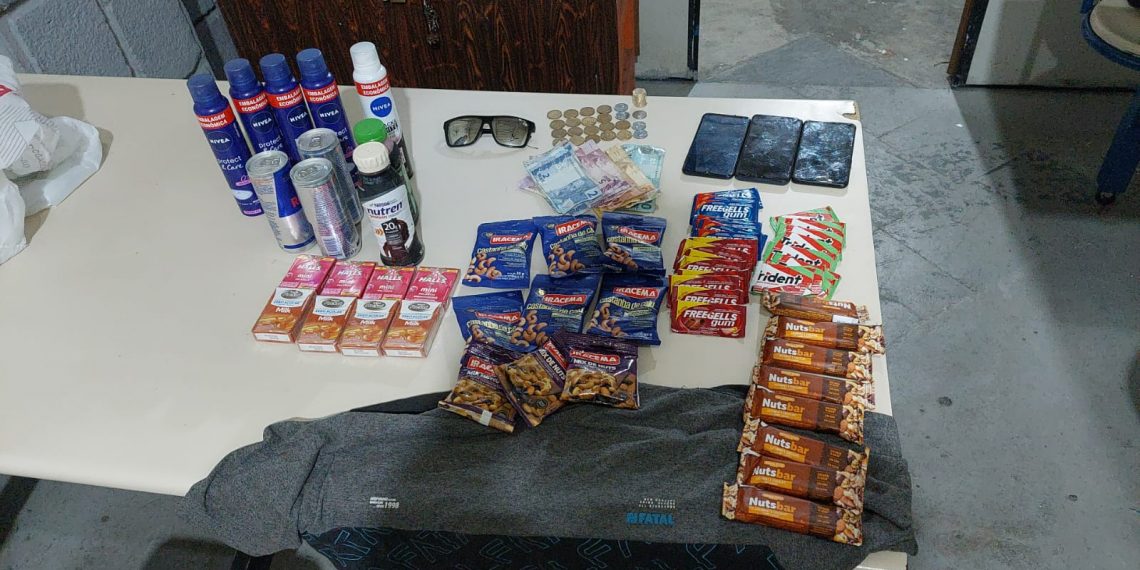 Ladrão é preso pela PM após roubar farmácia e ameaçar funcionários com faca em Poços