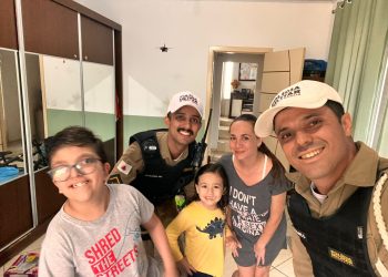 Policiais reencontram família de menino socorrido por viatura durante forte crise de asma