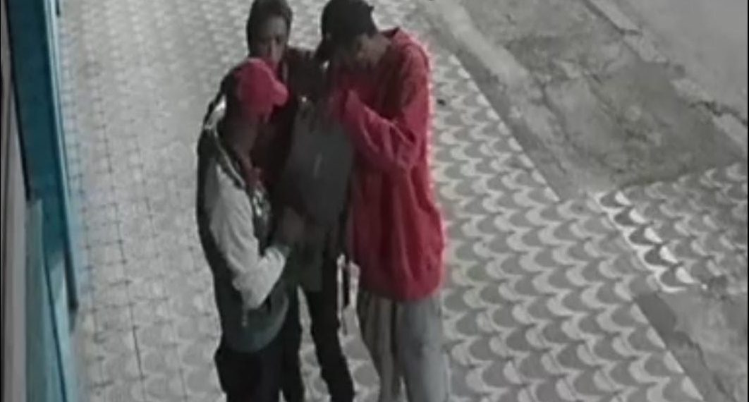 Criminosos quebram porta de cafeteria, furtam dinheiro e notebook em Poços de Caldas