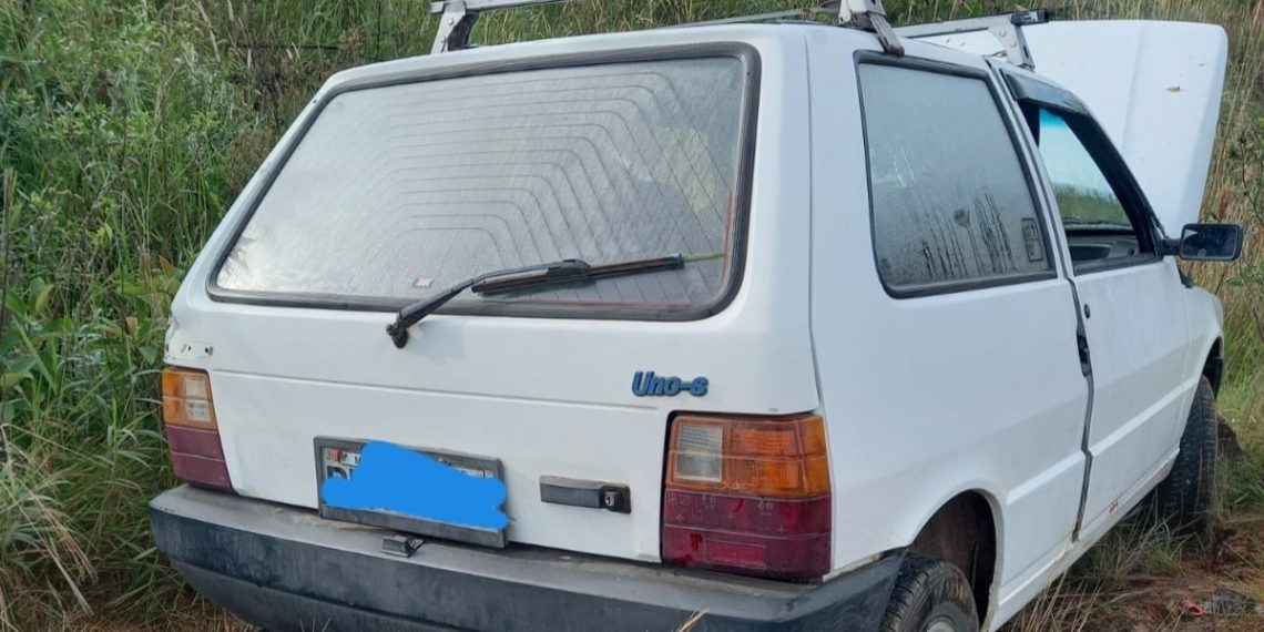 Carro furtado é encontrado em mata em Poços