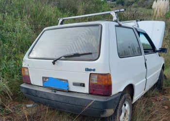 Carro furtado é encontrado em mata em Poços