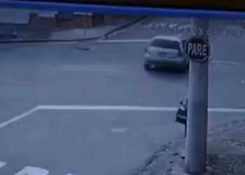 VÍDEO| Motociclista fica ferido após ser atingido por carro em Poços