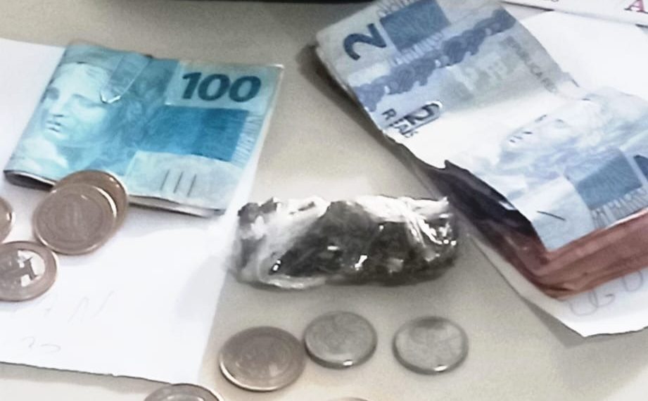 Dupla é flagrada com droga no centro de Poços de Caldas