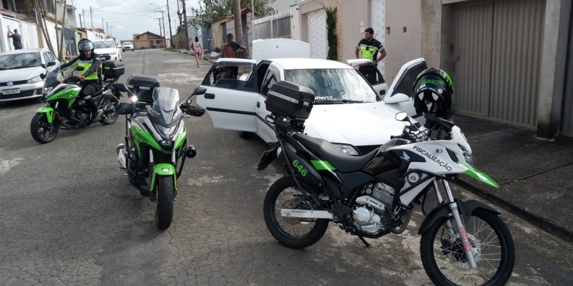 Homem foge de abordagem e carro, com documento vencido há 6 anos, é apreendido em Poços