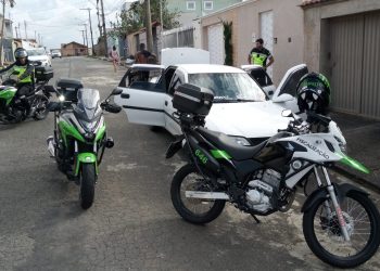 Homem foge de abordagem e carro, com documento vencido há 6 anos, é apreendido em Poços