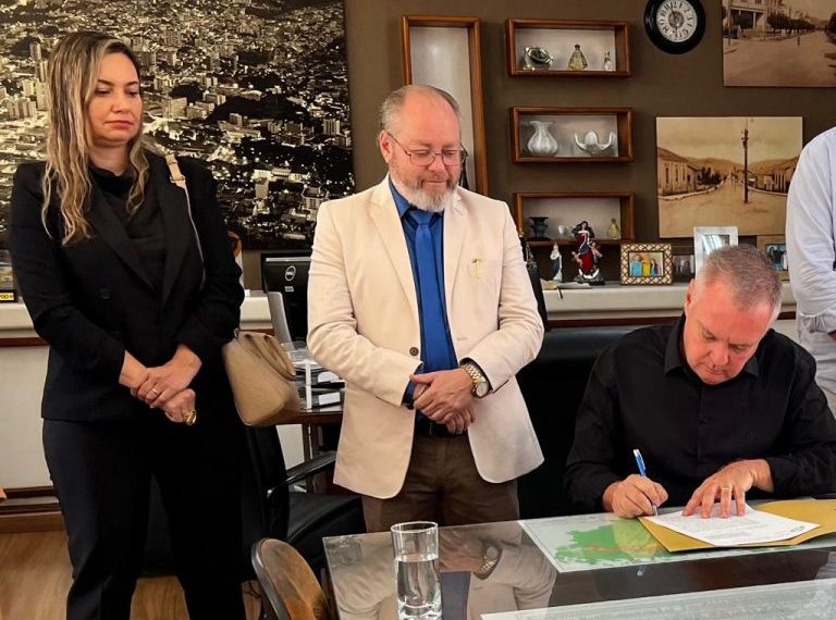 Prefeitura assina doação para construção da APAC em Poços