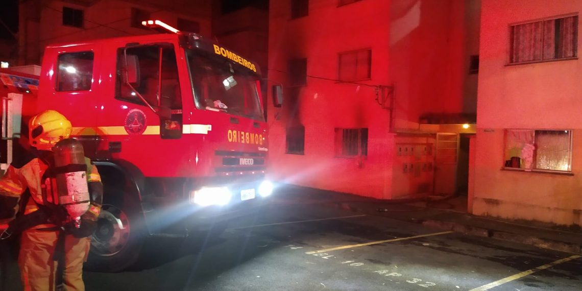 Apartamento pega fogo na região leste de Poços de Caldas