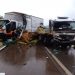 Acidente entre caminhões e carro deixa duas pessoas mortas