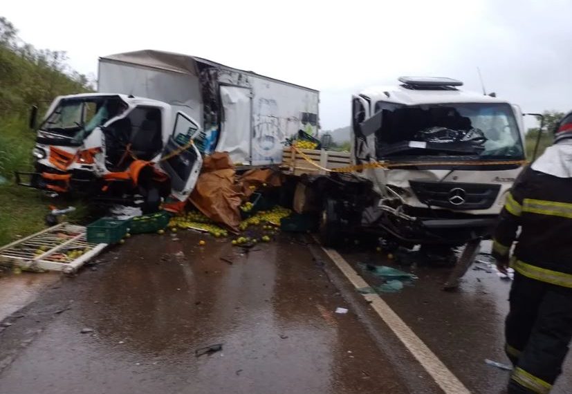 Acidente entre caminhões e carro deixa duas pessoas mortas