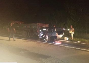 Homem fica gravemente ferido depois de bater em traseira de caminhão na SP-344