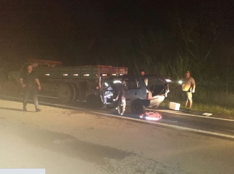 Homem fica gravemente ferido depois de bater em traseira de caminhão na SP-344