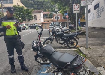 Condutor tem moto apreendida após furar sinal vermelho em Poços de Caldas