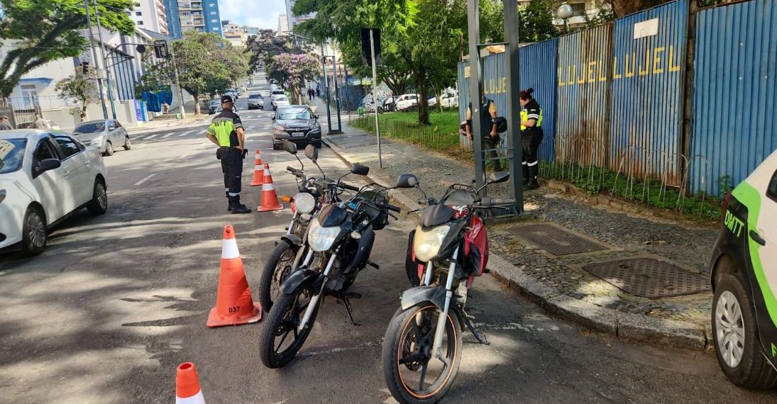 Demutran de Poços de Caldas realiza operação contra manobras perigosas, escapamentos barulhentos e outras infrações