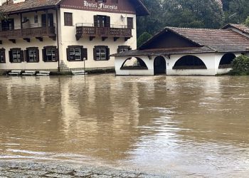 Chuva forte causa alagamentos e derruba árvores em Poços de Caldas