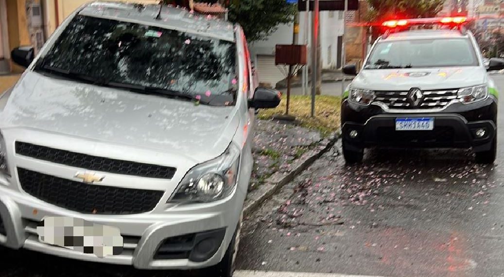 Sem motorista, veículo desce rua e só para após bater em árvore no Centro de Poços