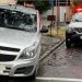 Sem motorista, veículo desce rua e só para após bater em árvore no Centro de Poços