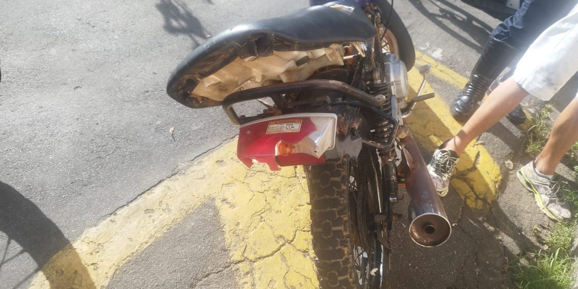 Adolescente é apreendido por receptação após ser flagrado em motocicleta em Poços