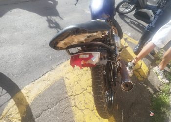 Adolescente é apreendido por receptação após ser flagrado em motocicleta em Poços