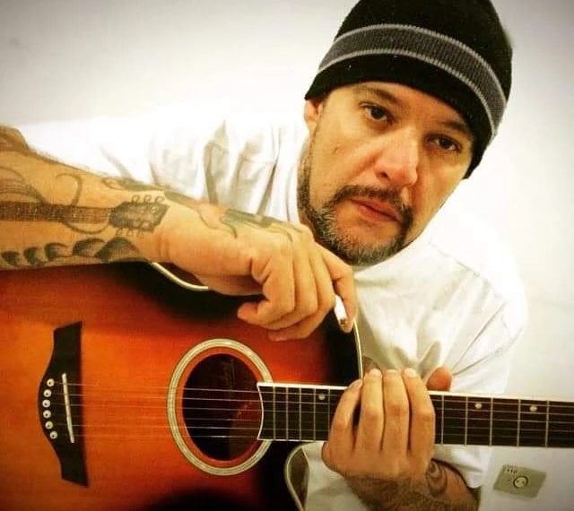 Morre vocalista da banda O Surto  