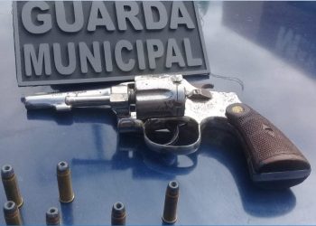 Motorista foge após acidente, mas acaba preso por porte ilegal de arma de fogo