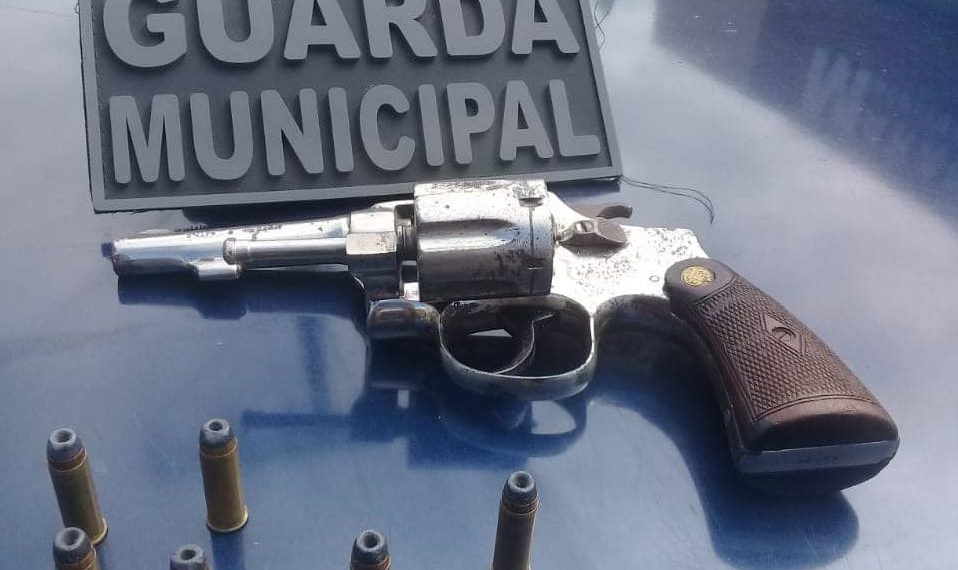 Motorista foge após acidente, mas acaba preso por porte ilegal de arma de fogo