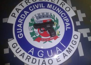 Adolescente é flagrado com simulacro de arma dentro de escola