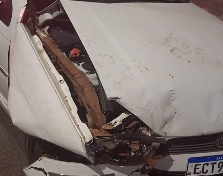 Motorista foge após bater carro em muro de de residência