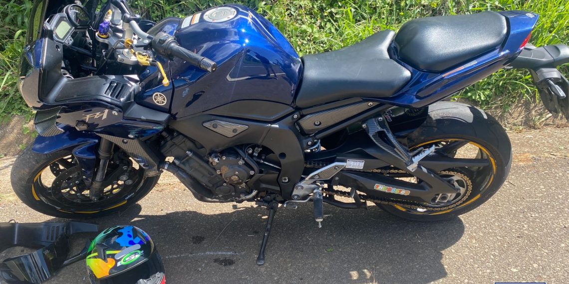 Motociclista fica ferido após sofrer acidente em Poços