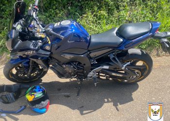 Motociclista fica ferido após sofrer acidente em Poços