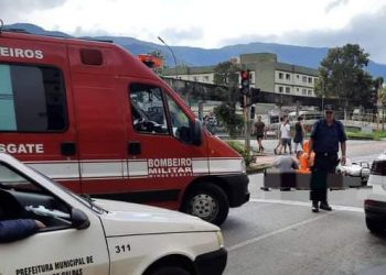 Motociclista fica ferida após colisão com outra moto em Poços