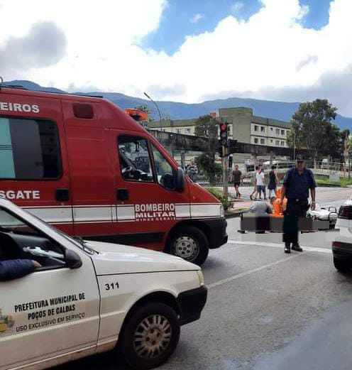 Motociclista fica ferida após colisão com outra moto em Poços