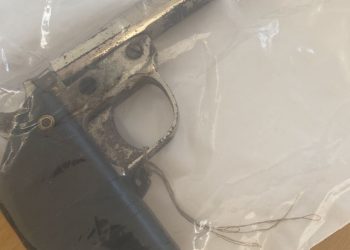URGENTE | Estudante encontra arma em escola
