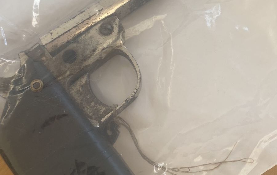 URGENTE | Estudante encontra arma em escola