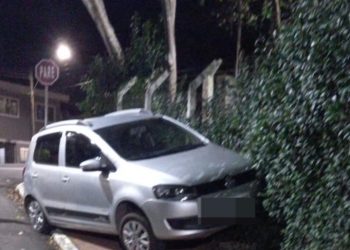 SUSTO | Carro sem condutor desce por rua e atinge cerca em Poços de Caldas