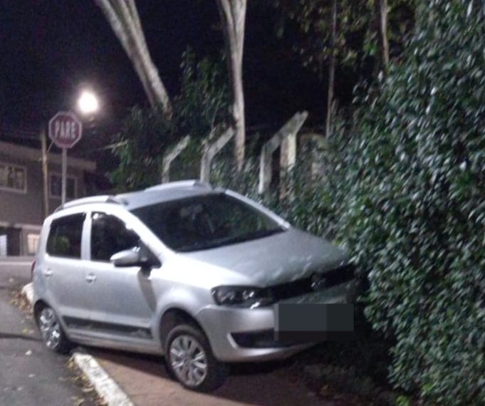 SUSTO | Carro sem condutor desce por rua e atinge cerca em Poços de Caldas