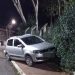 SUSTO | Carro sem condutor desce por rua e atinge cerca em Poços de Caldas