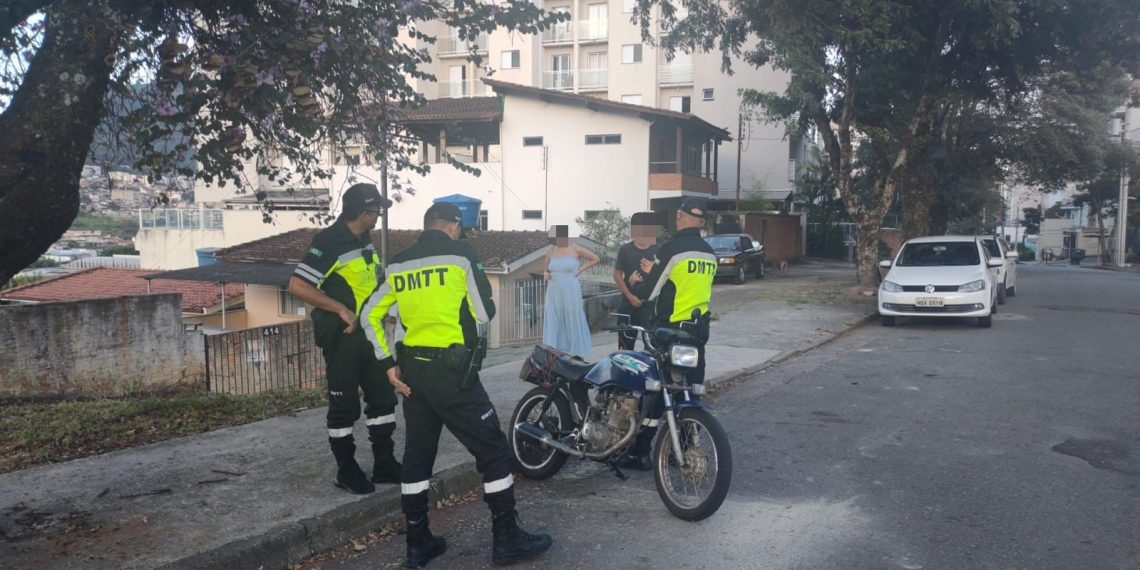 Condutor é levado para delegacia e moto com placa adulterada é apreendida em Poços de Caldas